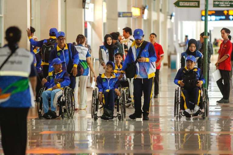 para atlet disabilitas didampingi para pendamping dalam perhelatan NPCI