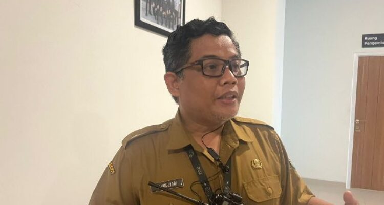 Rusmulyadi saat diwawancara awak media di kantor Dispora Kaltim