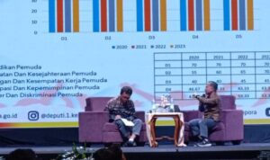 Hasbar bersama moderator saat sesi diskusi