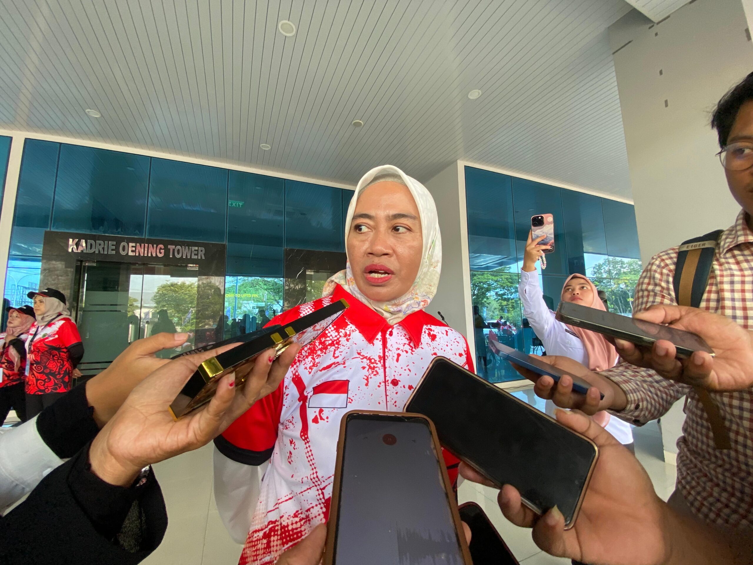 Sri Wartini saat diwawancara media