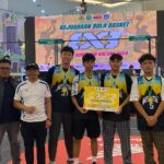 Kepala Bidang Peningkatan Prestasi Olahraga Dispora Kaltim, Rasman saat bersama para juara-juara.