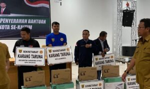 penyerahan bantuan leptop oleh dispora kaltim