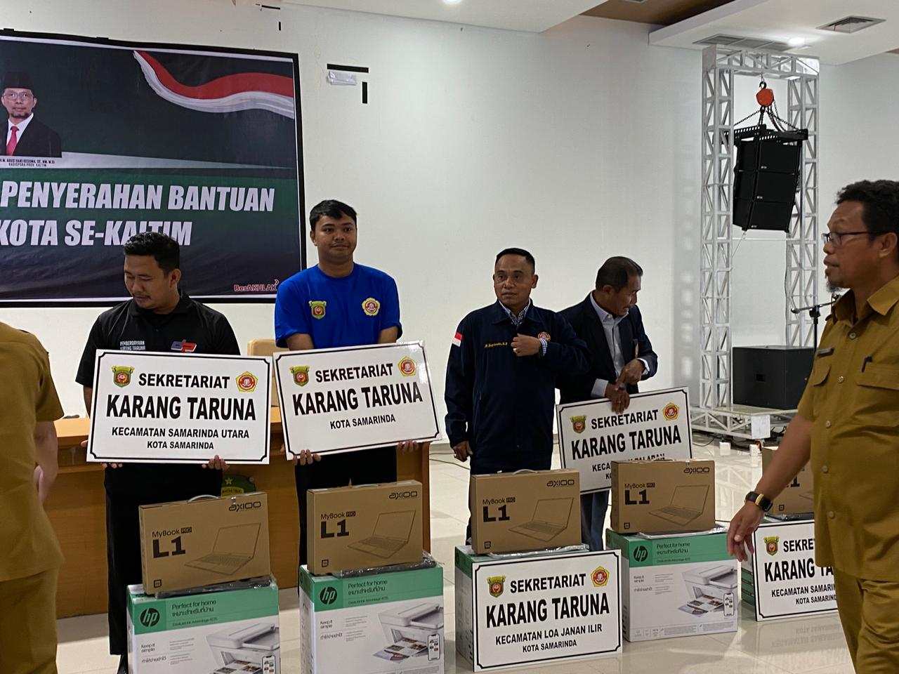 penyerahan bantuan leptop oleh dispora kaltim