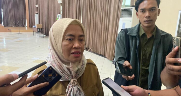 Sri Wartini saat diwawancara awak media