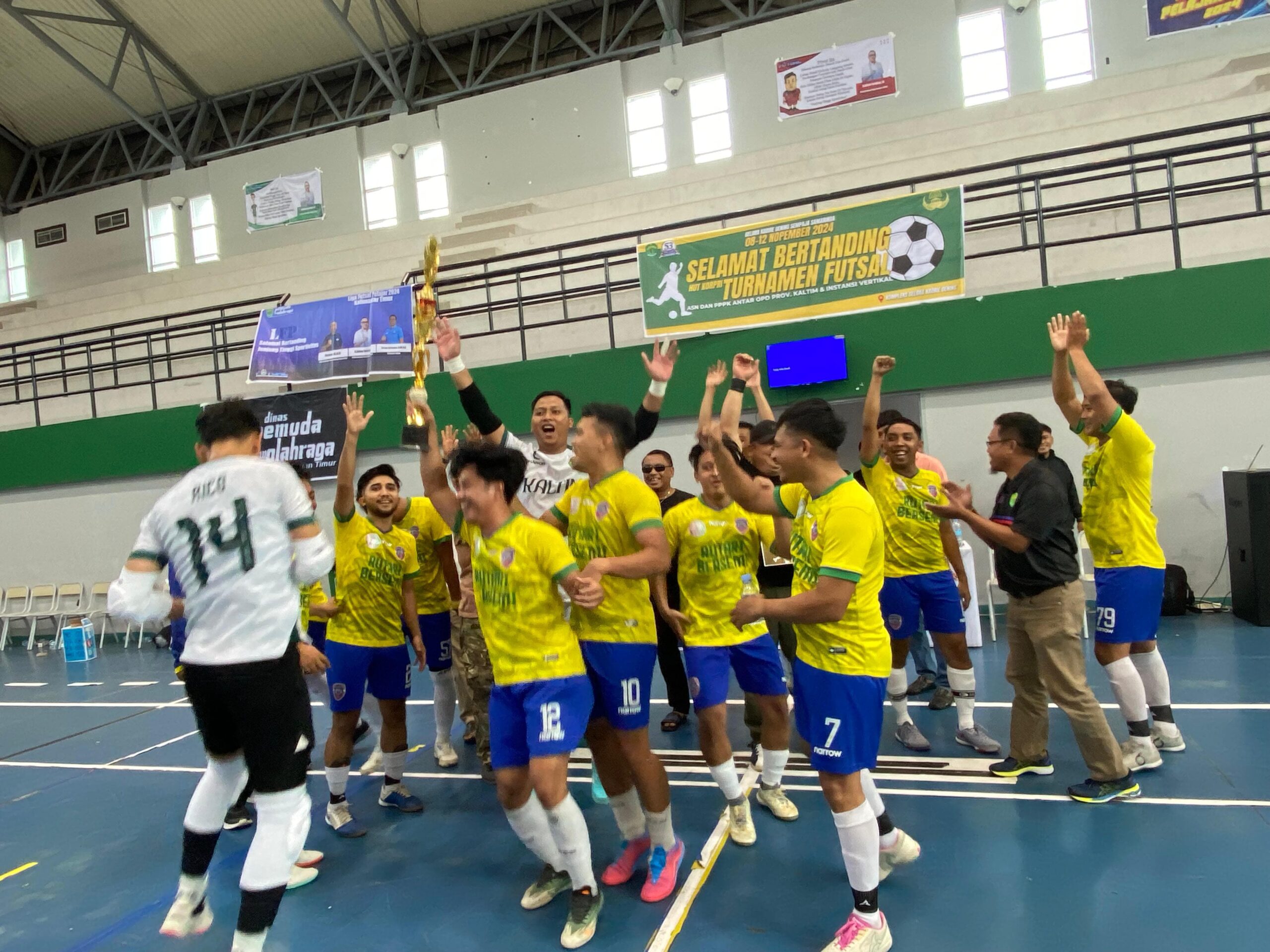 Tim Futsal dari Kantor Kementerian Hukum dan Hak Asasi Manusia (Kumham) merayakan kemenangan