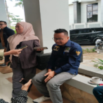 Anggota Komisi l DPRD Kaltim, Baharuddin Demmu saat di wawancara awak media.
