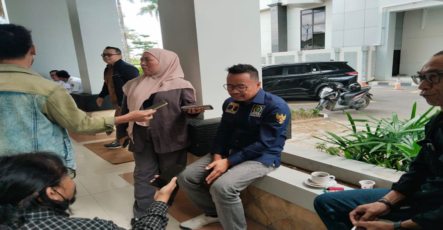 Anggota Komisi l DPRD Kaltim, Baharuddin Demmu saat di wawancara awak media.