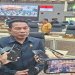 Anggota Komisi IV DPRD Kaltim, Agus Aras, Saat di wawancarai awak media.