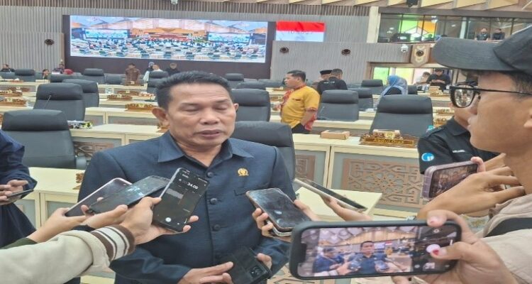 Anggota Komisi IV DPRD Kaltim, Agus Aras, Saat di wawancarai awak media.