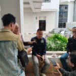Anggota Komisi l DPRD Kaltim, Baharuddin Demmu saat di wawancara awak media.