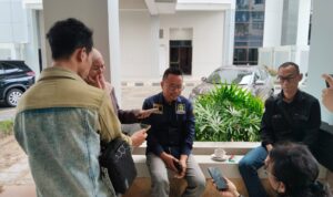 Anggota Komisi l DPRD Kaltim, Baharuddin Demmu saat di wawancara awak media.