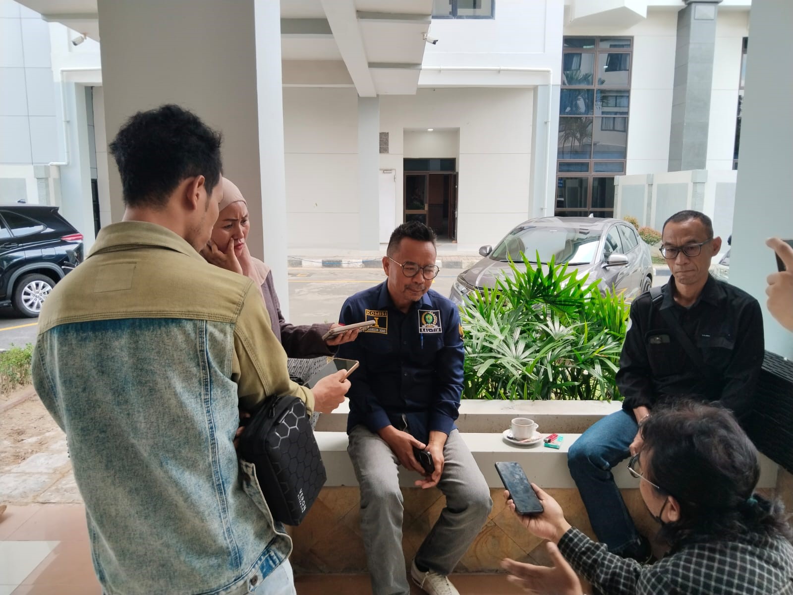 Anggota Komisi l DPRD Kaltim, Baharuddin Demmu saat di wawancara awak media.