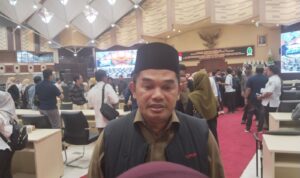 Ketua DPRD Kaltim, Hasanuddin Mas’ud, saat di wawancarai awak media.