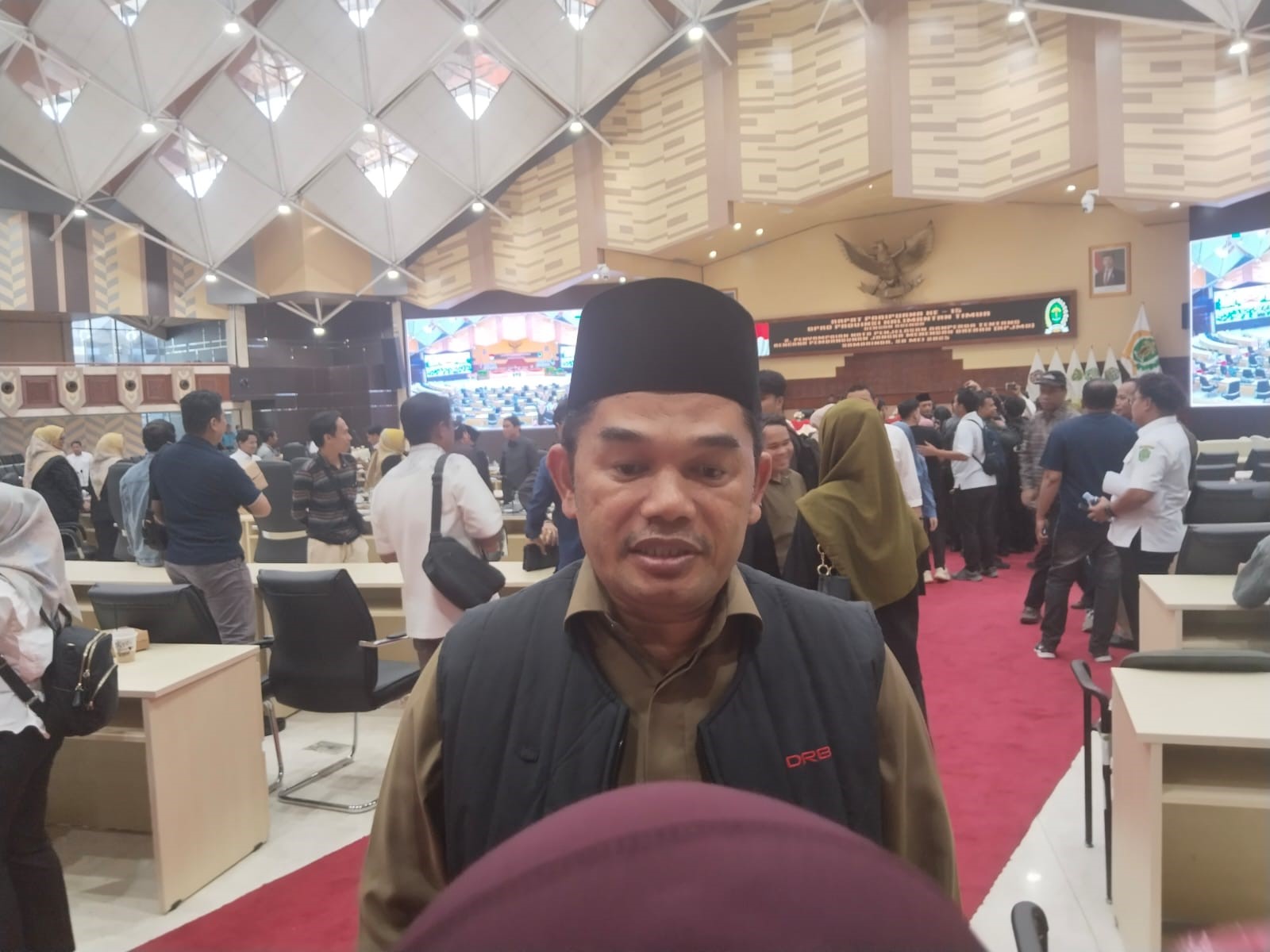 Ketua DPRD Kaltim, Hasanuddin Mas’ud, saat di wawancarai awak media.