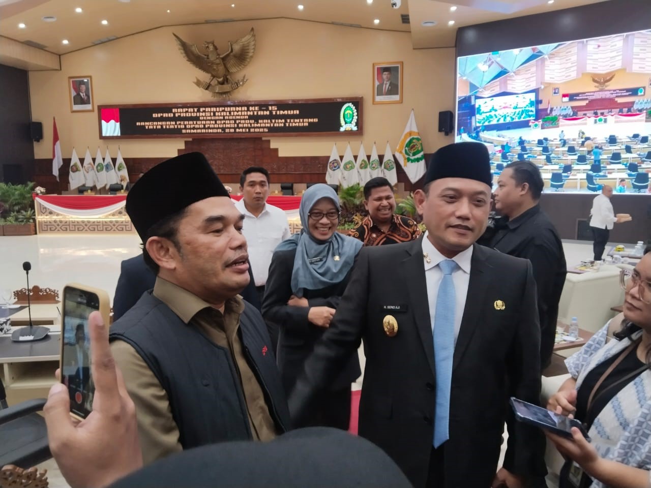 Ketua DPRD Kaltim, Hasanuddin Mas’ud, saat di wawancarai Awak media.