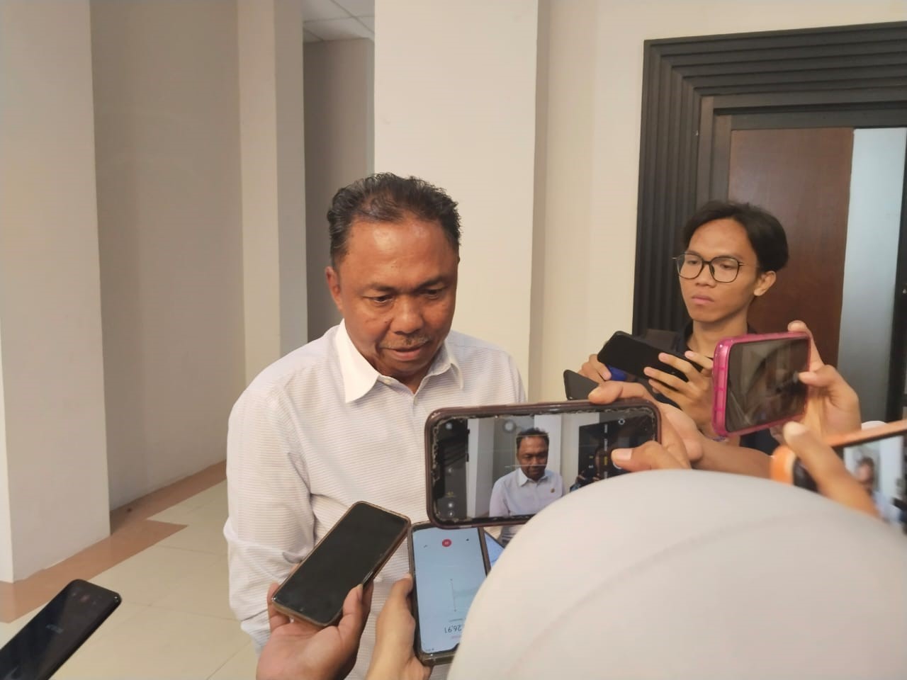 Wakil Ketua Komisi I DPRD Kalimantan Timur, Agus Suwandy, Saat di wawancara awak media.