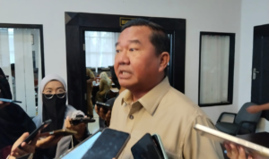 Wakil Ketua DPRD Kalimantan Timur, Ekti Imanue saat diwawancara.