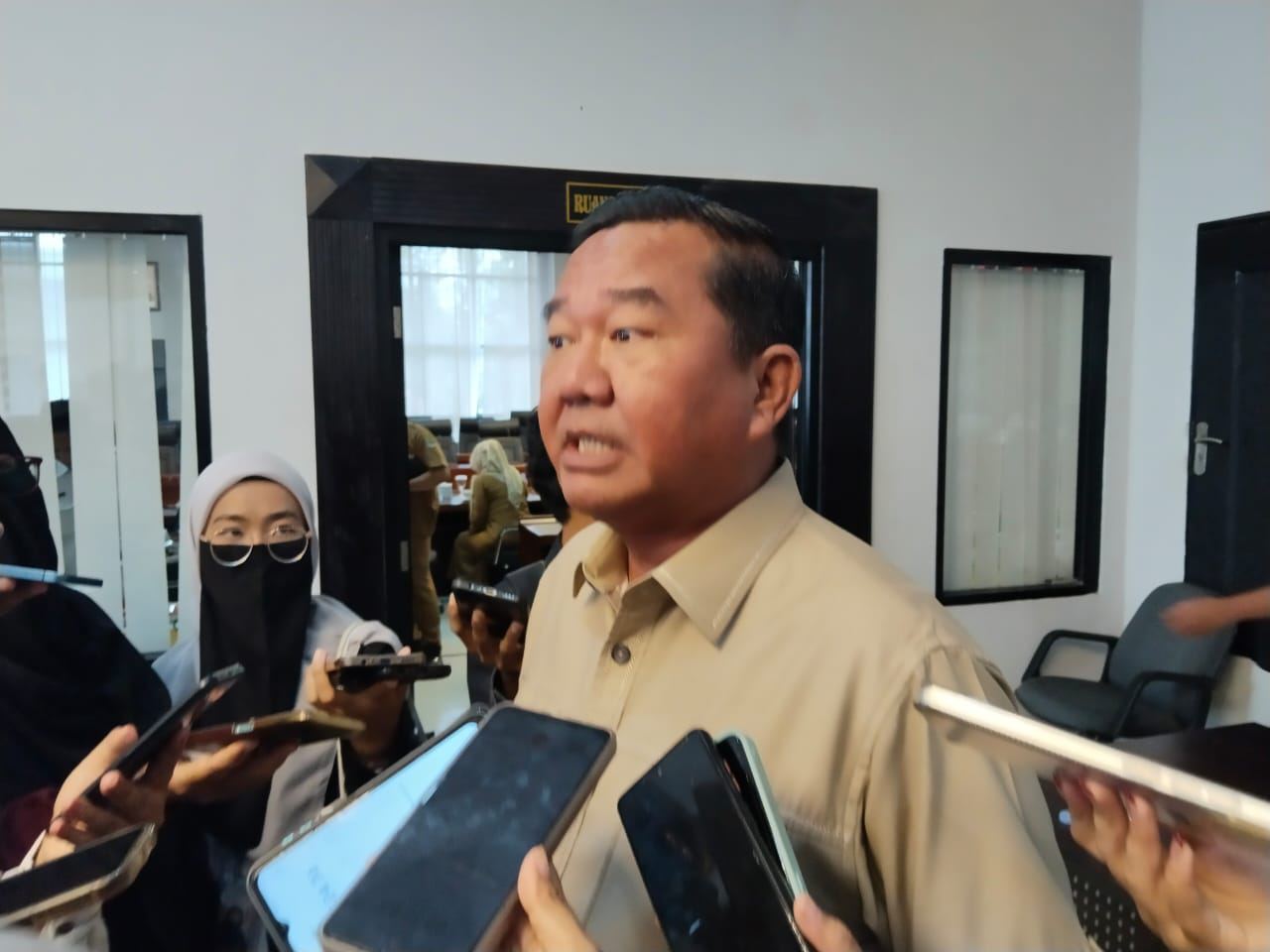 Wakil Ketua DPRD Kalimantan Timur, Ekti Imanue saat diwawancara.