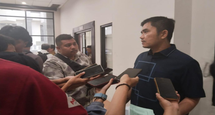 Wakil Ketua Komisi IV DPRD Kaltim, Andi Satya Adi Saputra saat diwawancarai awak media.