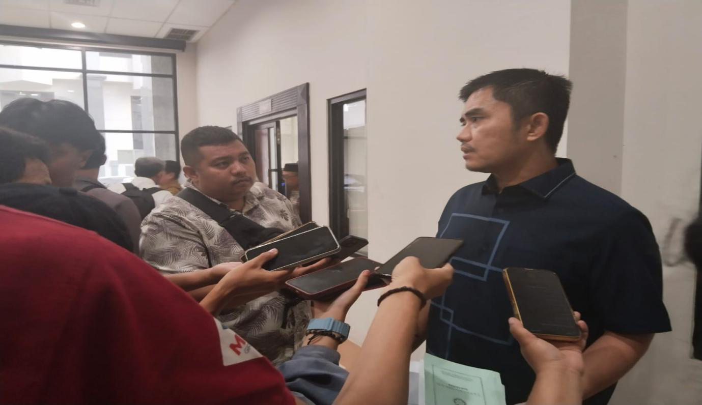 Wakil Ketua Komisi IV DPRD Kaltim, Andi Satya Adi Saputra saat diwawancarai awak media.