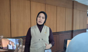 Wakil Ketua DPRD Kaltim, Yenni Eviliana saat diwawancarai awak media.