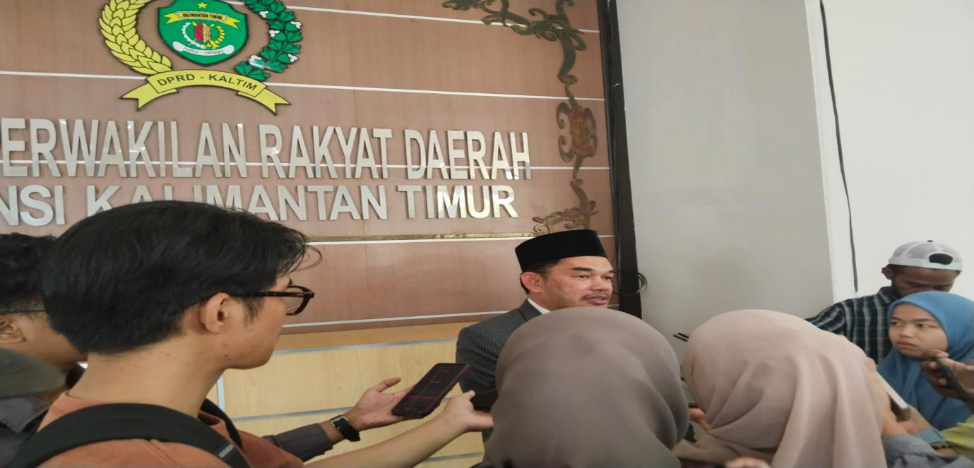 Ketua DPRD Kaltim, Hasanuddin Mas’ud saat di wawancara.