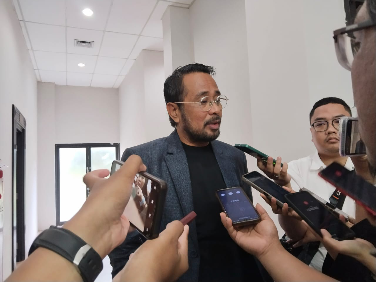 Ketua Komisi II DPRD Kaltim, Sabaruddin saat diwawancara.