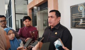 anggota Komisi lll DPRD Kaltim, Abdurrahman KA (foto waktu diwawancara DPRD Kaltim )