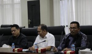 Rombongan DPRD Kubar dipimpin langsung oleh Wakil Ketua II, Sepe M, didampingi Wakil Ketua I Agustinus serta Ketua Tim III Oktavianus Jack.