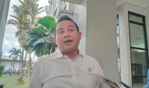 Wakil Ketua Komisi II DPRD Kalimantan Timur  Sapto Setyo Pramono saat diwawancara awak media