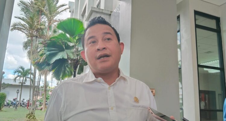 Wakil Ketua Komisi II DPRD Kalimantan Timur  Sapto Setyo Pramono saat diwawancara awak media