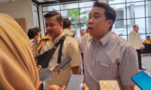 Anggota Komisi ll DPRD Kaltim, Muhammad Husni Fahruddin, Saat di wawancara oleh awak media.