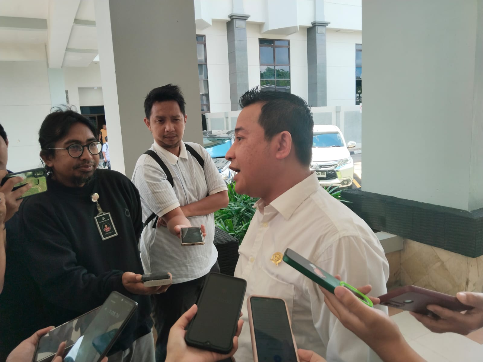 Wakil Ketua Komisi ll, Sapto Setyo Pramono, saat di wawancara awak media.