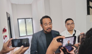 Anggota Komisi II DPRD Kaltim, Sabaruddin Panrecalle, saat di wawancarai awak media.