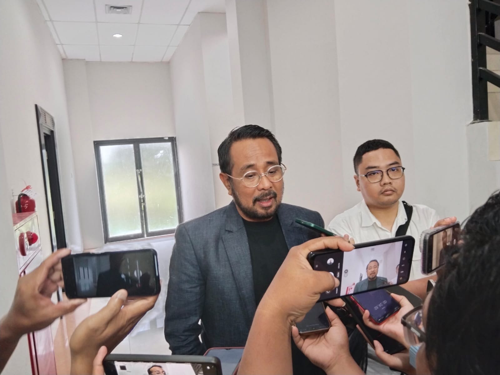 Anggota Komisi II DPRD Kaltim, Sabaruddin Panrecalle, saat di wawancarai awak media.