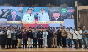 Dispora Kaltim saat bagikan bantuan alat kepada 13 cabor