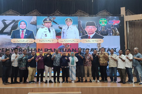 Dispora Kaltim saat bagikan bantuan alat kepada 13 cabor