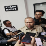 Wakil Ketua Komisi III DPRD Kaltim, Akhmed Reza Pachlevi saat diwawancara awak media.