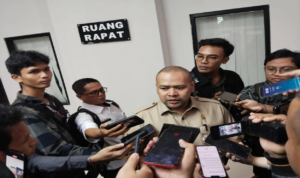 Wakil Ketua Komisi III DPRD Kaltim, Akhmed Reza Pachlevi saat diwawancara awak media.