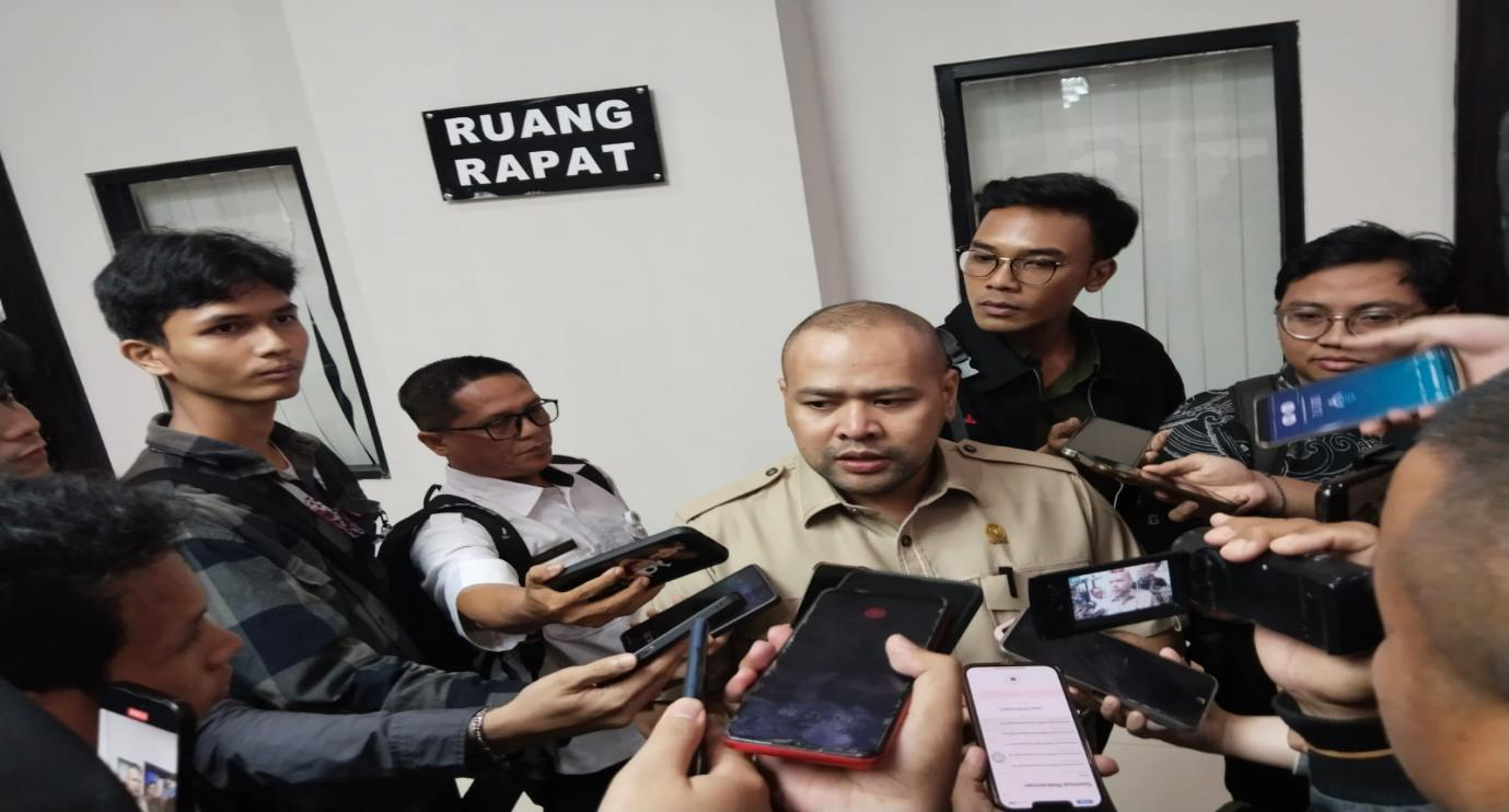 Wakil Ketua Komisi III DPRD Kaltim, Akhmed Reza Pachlevi saat diwawancara awak media.