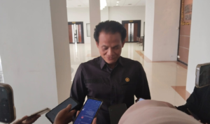 Ketua BK DPRD Kaltim Subandi, saat di wawancarai awak media.