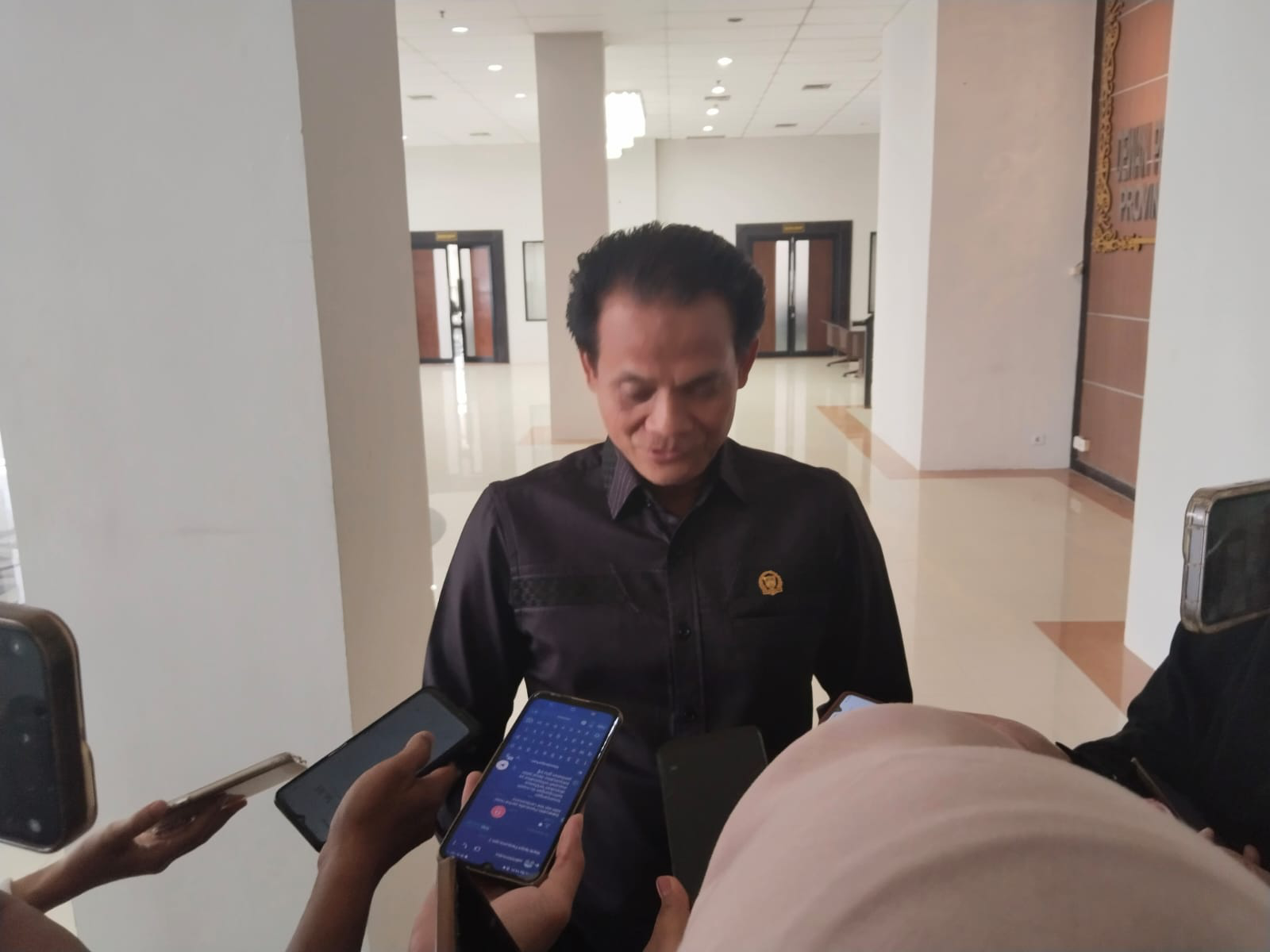 Ketua BK DPRD Kaltim Subandi, saat di wawancarai awak media.