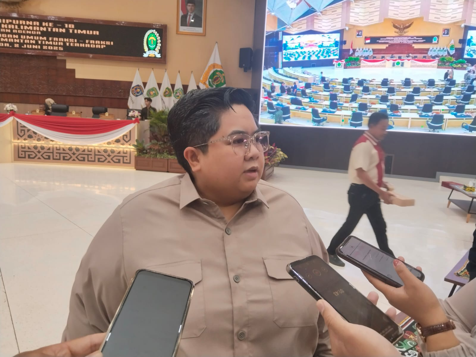 Wakil Ketua Pimpinan DPRD Kaltim, Ananda Emira Moeis saat di wawancarai awak media.