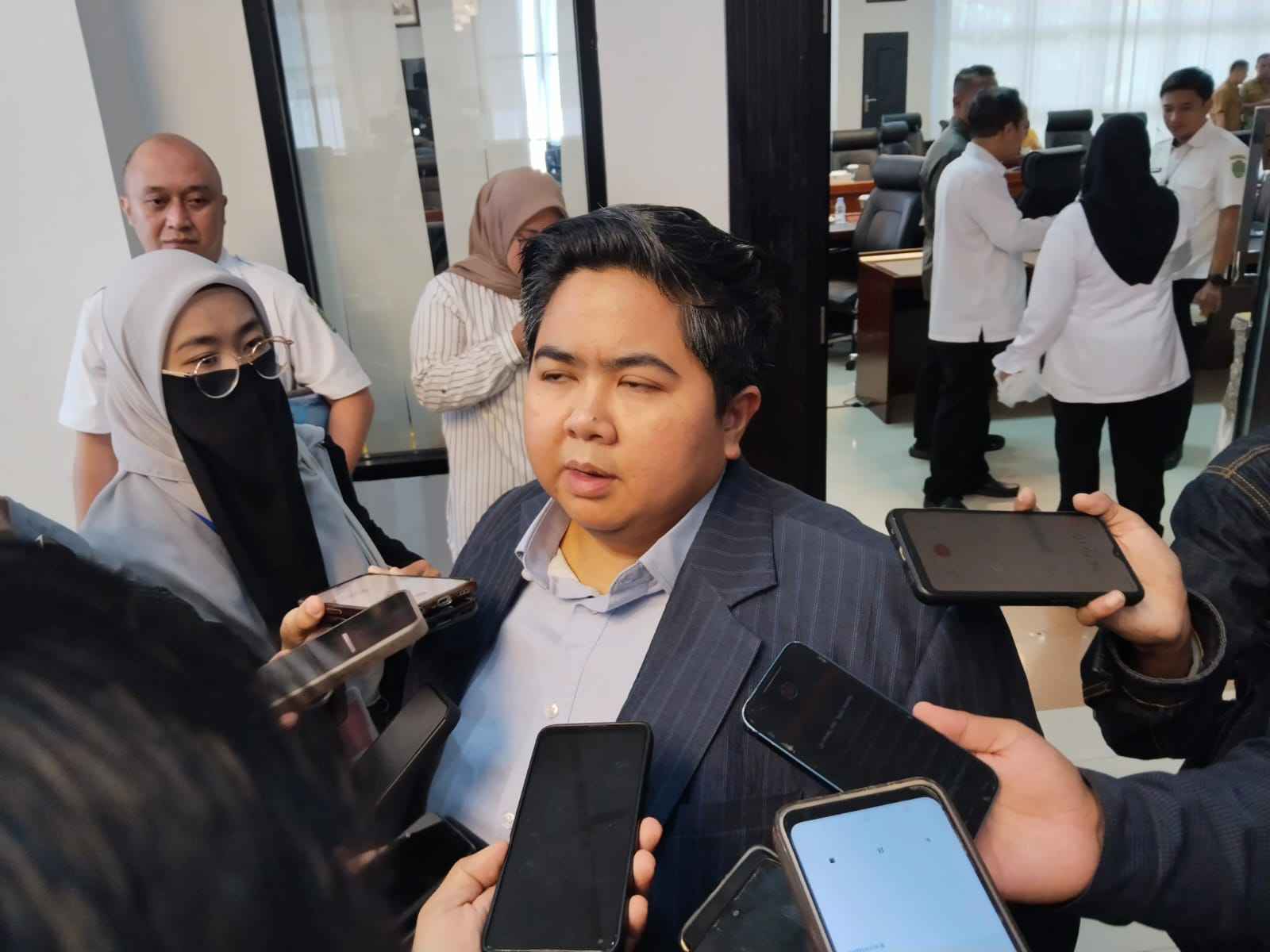 Wakil Ketua Pimpinan DPRD Kaltim, Ananda Emira Moeis, saat di wawancarai awak media.