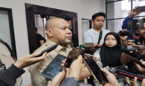 Wakil Ketua Komisi III DPRD Kaltim, Akhmed Reza Pachlevi saat diwawancara awak media.