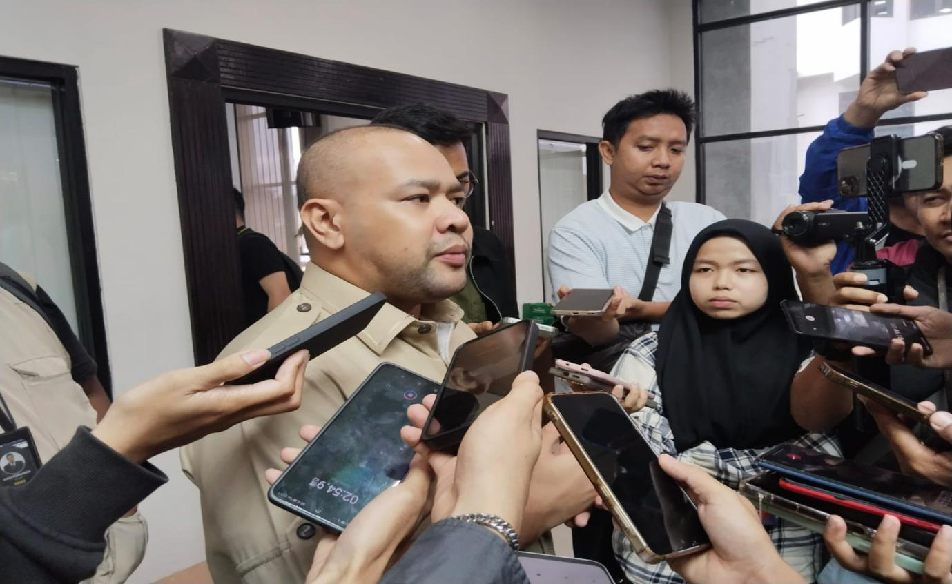 Wakil Ketua Komisi III DPRD Kaltim, Akhmed Reza Pachlevi saat diwawancara awak media.