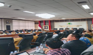 Wakil Ketua Komisi ll DPRD Kaltim, Sapto Setyo Pramono, berharap bahwa dialog dan musyawarah tetap menjadi pilihan utama, (foto waktu berjalannya rapat tersebut)