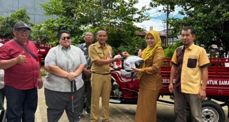 Wakil ketua Dewan Perwakilan Rakyat Daerah (DPRD) provinsi Kalimantan Timur (Kaltim) serahkan 26 unit motor pengangkut sampah kepada Dinas Lingkungan Hidup (DLH) kota Samarinda.