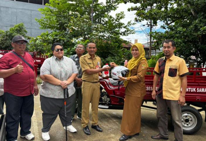 Wakil ketua Dewan Perwakilan Rakyat Daerah (DPRD) provinsi Kalimantan Timur (Kaltim) serahkan 26 unit motor pengangkut sampah kepada Dinas Lingkungan Hidup (DLH) kota Samarinda.