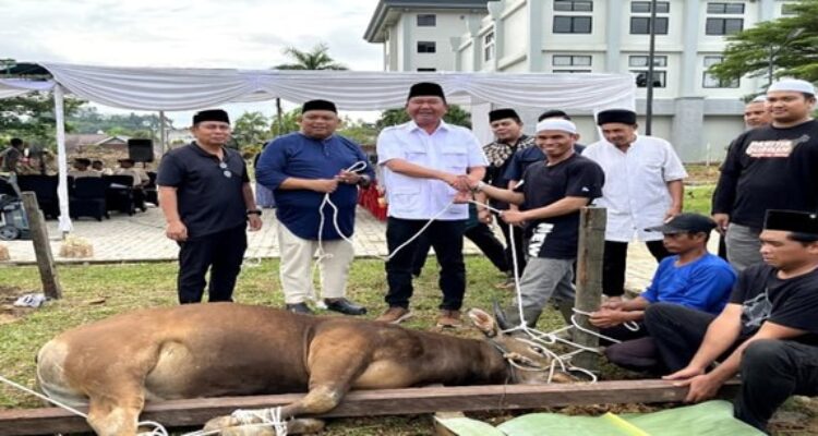 Sekretariat Dewan Perwakilan Rakyat Daerah (DPRD) Provinsi Kalimantan Timur (Kaltim) menggelar Salat Ied dan penyembelihan hewan kurban dalam rangka memperingati Hari Raya Idul Adha 1446 Hijriyah tahun 2025.